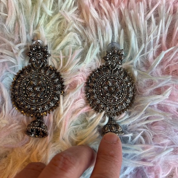 Elegant Silver Rustic Earrings- new in box - Picture 5 of 5